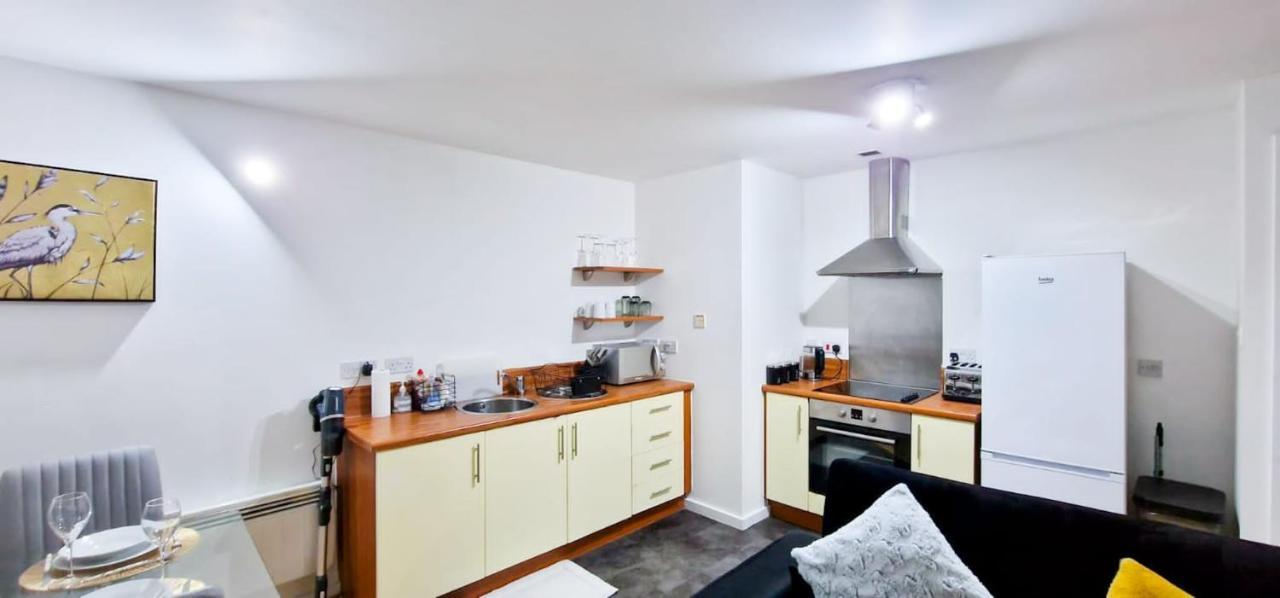 Lovely 2-Bedroom Apartment, Free Parking แมนเชสเตอร์ ภายนอก รูปภาพ